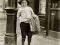 Dziecko chłopiec sprzedający gazety z 1910 roku