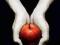 Jabłko w dłoniach - plakat 61x91,5 cm