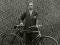 Mężczyzna przy rowerze rower z ok. 1910 roku