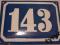 Przedwojenna tabliczka emaliowana numer dom 143