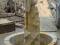 " zamyślona" piękna fontanna z piaskowca