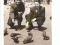 zdjęcia Dwaj mężczyźni karmiący gołębie w rynku