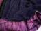 Ciemno-fioletowa dzianina pokryta futrem. Włochy