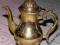 Mosiężny dzbanek z wieczkiem.