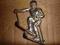 OZDOBA-FIGURKA NARCIARZA W POZYCJI ZJAZDU