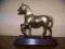 < bardzo ładna figurka konia>
