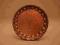 Ładny ozdobny miedziany talerz.