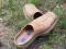 ZDJĘCIE-buty wśród traw:)  kup-pomóż-charytatywnie