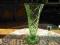 Szklany zielony wazon w kształcie kielicha.