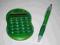 Zielony kalkulator z długopisem