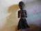 Rzeźba afrykańska-kobieta w spódniczce.