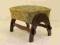 STOŁEK, puf, podnóżek dębowy na sprężynie.