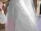 Muślinowa suknia ślubna z długim welonem