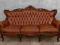 Piękna barokowa skórzana sofa