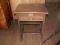 DĘBOWY STOLIK Z 2-SZUFLADAMI I PODNOSZONYM BLATEM