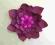przygaszona różowa błyszcząca broszka kwiat