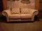 Ładna kremowa sofa dwu - osobowa.