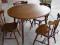ładny okrągły stół z 4 krzesłami