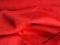 Ceglano-czerwona wiskoza o splocie szantungu.