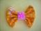 urocza żółta kokarda broszka mucha