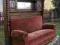 Zabytkowa sofa w zabudowie XIX w. z lustrem szafki
