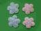 kwiatki na kleju  3,5 cm niebieski różowy 2 szt