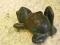 Stara zabytkowa figurka żaba leniuch