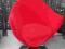 Czerwony fotel obracany