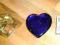 niebieskie szklane serce i świecznik piramida