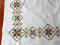 Ludowy haft na kremowym obrusie