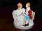 FIGURKA Z PORCELANY ? PARA NA ŁAWECZCE