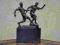 FIGURA PIKARZE Z BRĄZU NA MARMURZE.BRĄZ-SYGNOWANA