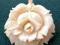 Piękna rzeźbiona róża wisior z kości 8,8 g