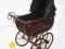 Stary wózek z lalką
