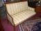 Klasycystyczna oryginalna sofa.