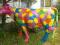 Figura ogrodowa: kolorowa krowa
