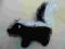 MASKOTKA SKUNKS - 23 CM