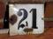 TABLICZKA EMALIA Z NUMEREM 21