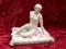 PIĘKNA FIGURKA SIEDZĄCEJ NAGIEJ KOBIETY