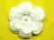 różyczka biała, średnica około 5 cm, z nici