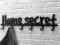 Wieszak z napisem Home Secret metaloplastyka