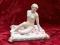 PIĘKNA FIGURKA SIEDZĄCEJ NAGIEJ KOBIETY