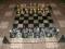 Ladne metalowe szachy z szachownica.
