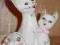 Dwa stare porcelanowe kociaki , ręcznie malowane .