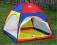 Śliczny namiot iglo siatka kolorowy piłki