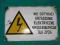 Tablica -Nie dotykać urządzenie elektryczne.