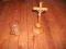 krzyzyk krzyz stojacy na stół drewniany z Jezusem