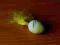 Jajko zawieszka białe w żółte w paski z piórkiem-2