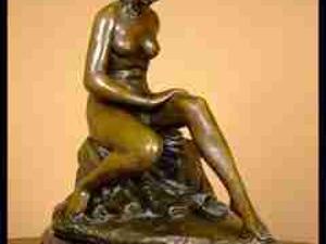 KOBIETA PRZY STRUMYKU - KĄPIĄCA - AKT BRĄZ P-ń