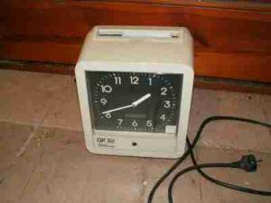Jakiś stary zegar do odbijaniu czasu pracy